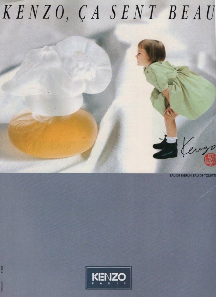 Publicité Kenzo - ça sent beau - Fillette penchée regarde la bouteille – bandeau gris occupant la moitié de l'annonce - Agence Publicis - 1989