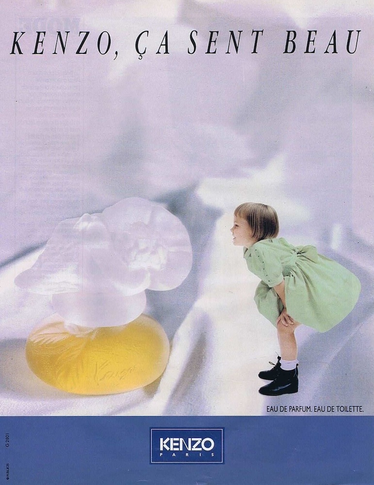Publicité Kenzo - ça sent beau - Fillette penchée regarde la bouteille – bandeau bleu en bas de l'annonce - Agence Publicis - 1990