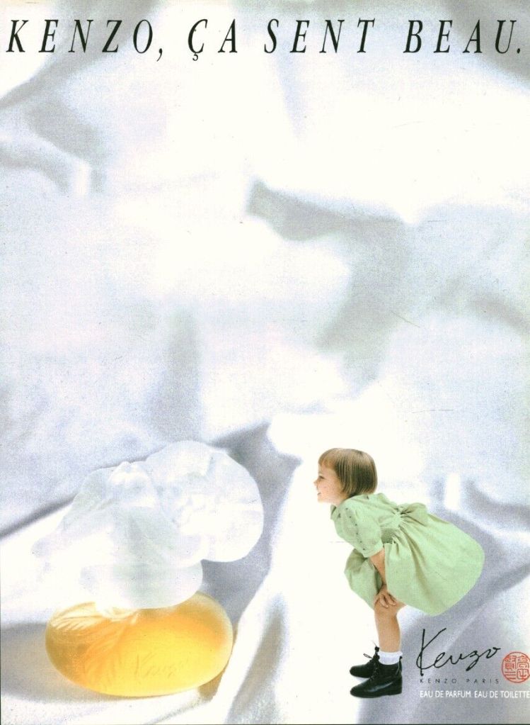 Publicité Kenzo - ça sent beau - Fillette penchée regarde la bouteille - Agence Publicis - 1988