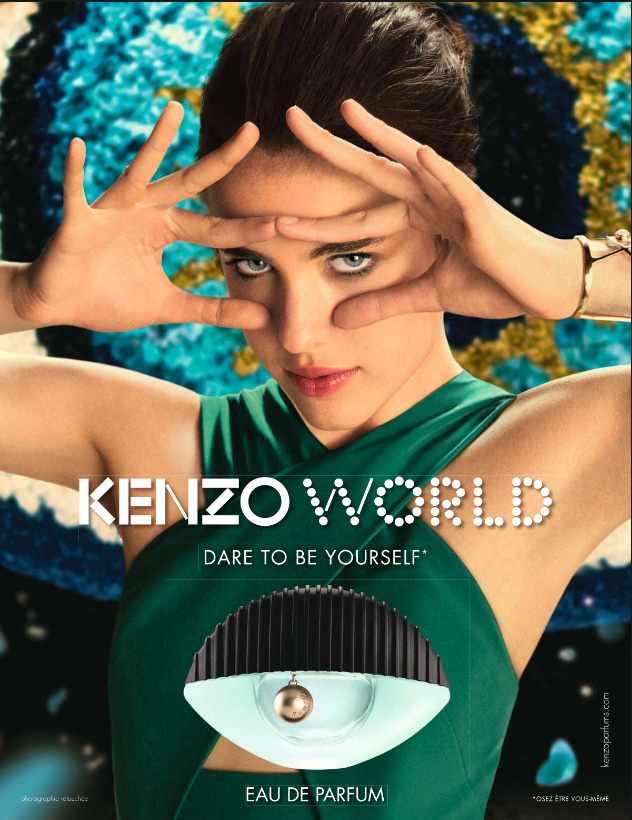 Publicité Kenzo - Kenzo World - Margaret Qualley forme un masque avec ses doigts - 2016