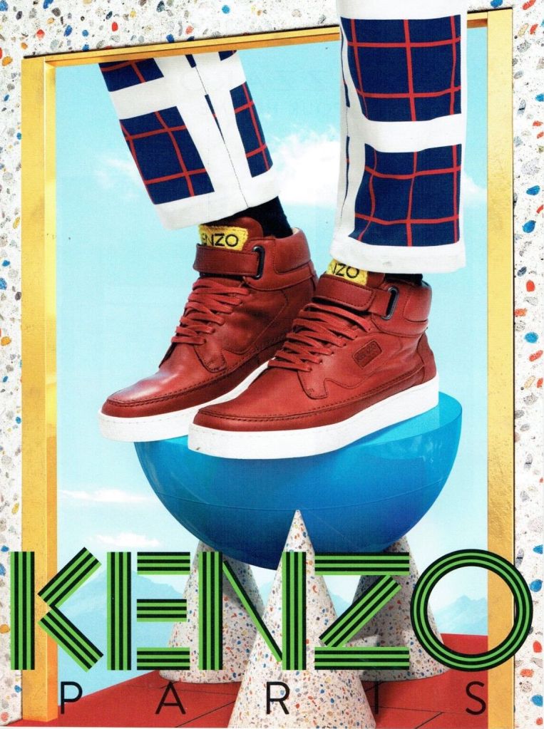 Publicité Kenzo - Chaussures - Pieds posés sur une demi-sphère bleu - Baskets rouges - 2012