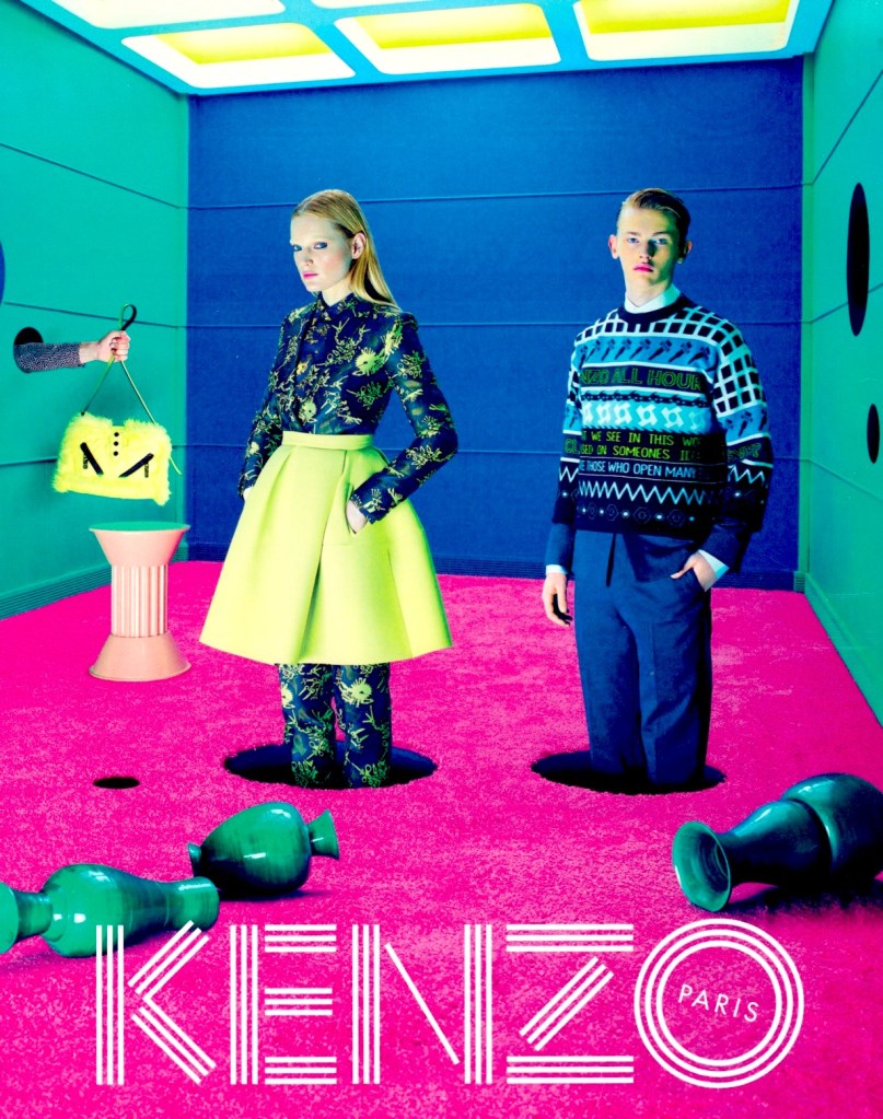 Publicité Kenzo - Prêt à porter - Couple les pieds dans un trou - vases verts au sol - main sort d'un mur et tend un sac jaune - surréalisme - 2014