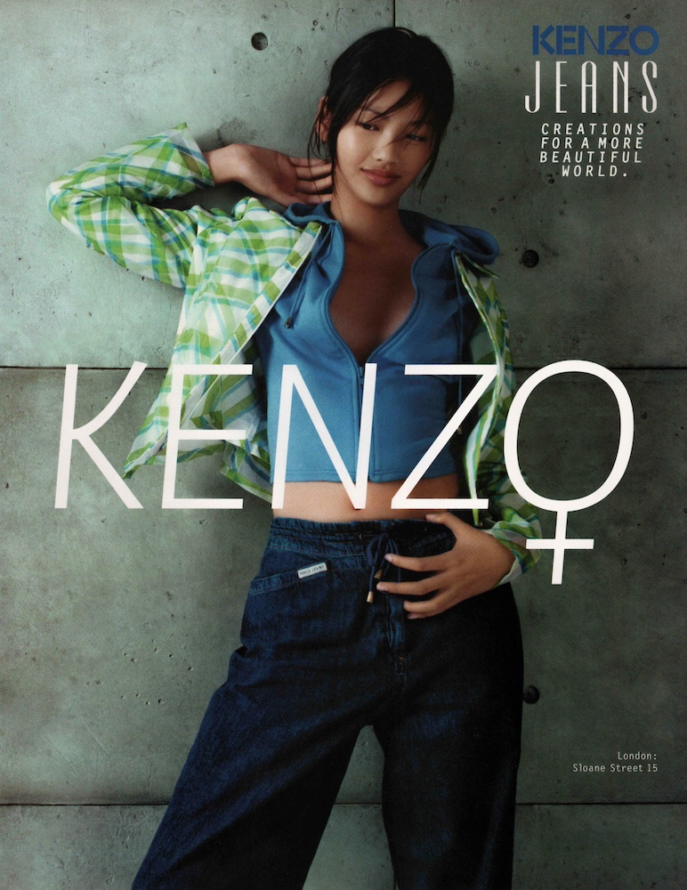 Publicité Kenzo - Prêt à porter - Femme avec un jean et une veste verte et blanche - UK - 1997