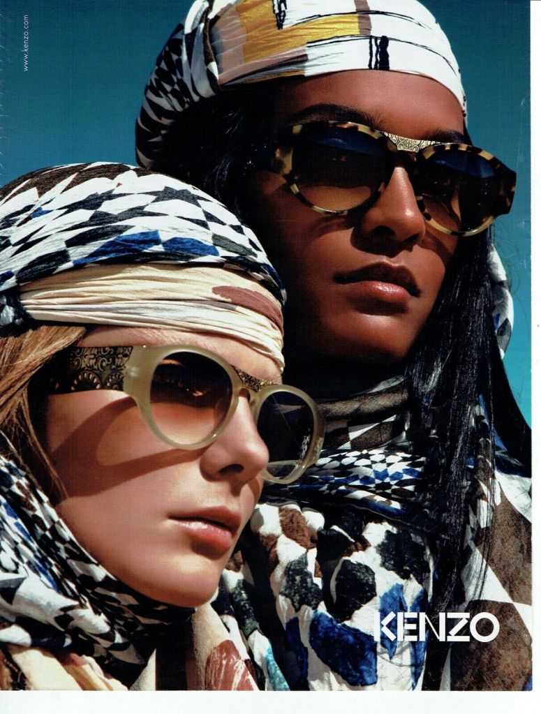 Publicité Kenzo - Lunettes - Couple de femmes portant des lunettes solaires, habillés comme si elles étaient dans le désert - 2010