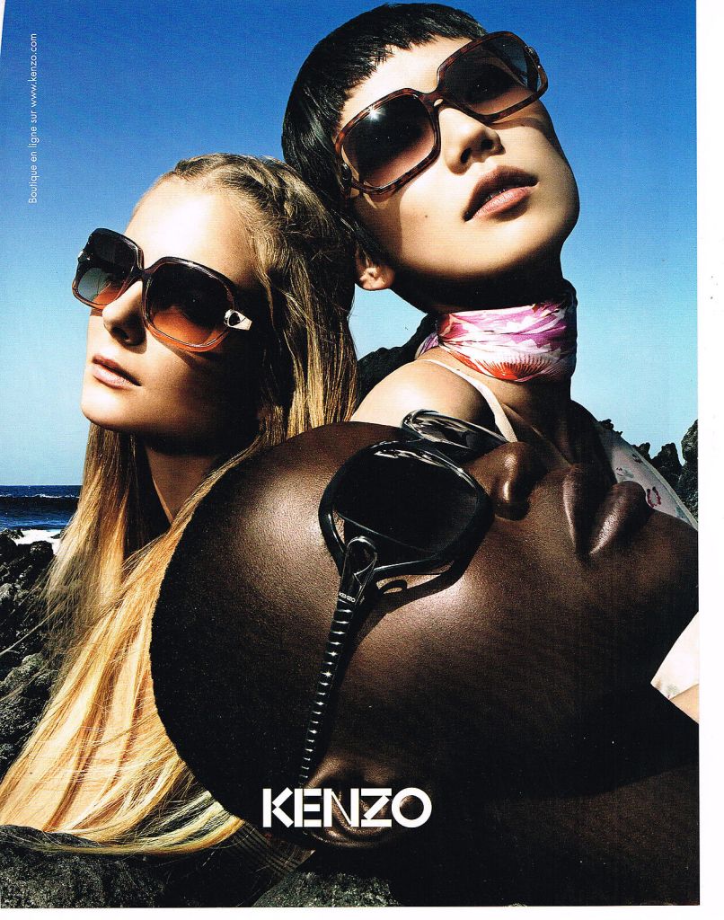 Publicité Kenzo - Lunettes - 3 femmes portant des lunettes solaires en bord de mer sur les rochers - 2011