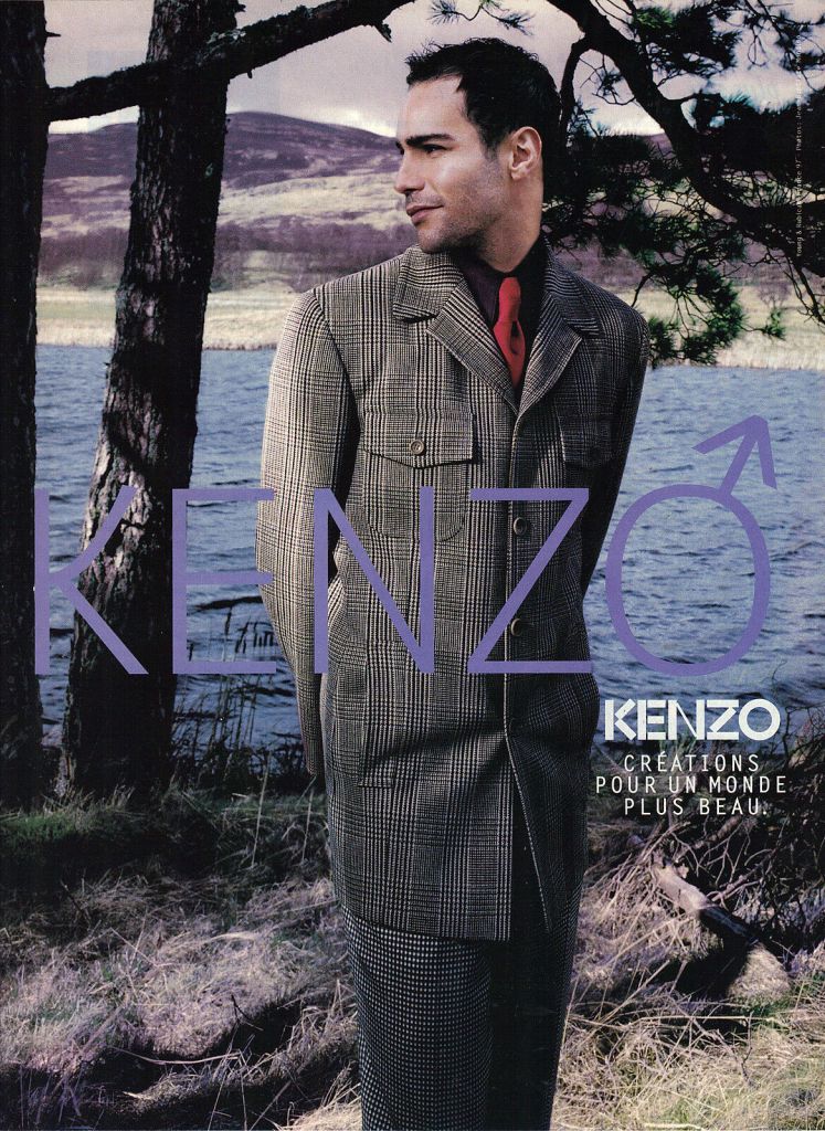 Publicité Kenzo - Prêt à porter - Homme en costume long au bord d'une rivière, regarde à gauche - 1997