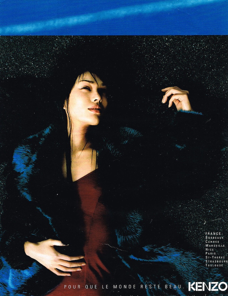 Publicité Kenzo - Pour que le monde reste beau - Prêt à porter 1998 - Femme asiatique allongée sur la pelouse - Bandeau de ciel bleu
