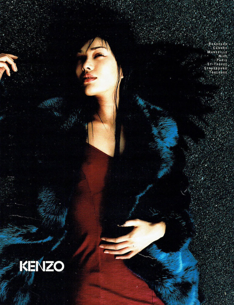 Publicité Kenzo - Pour que le monde reste beau - Prêt à porter 1998 - Femme asiatique allongée sur la pelouse