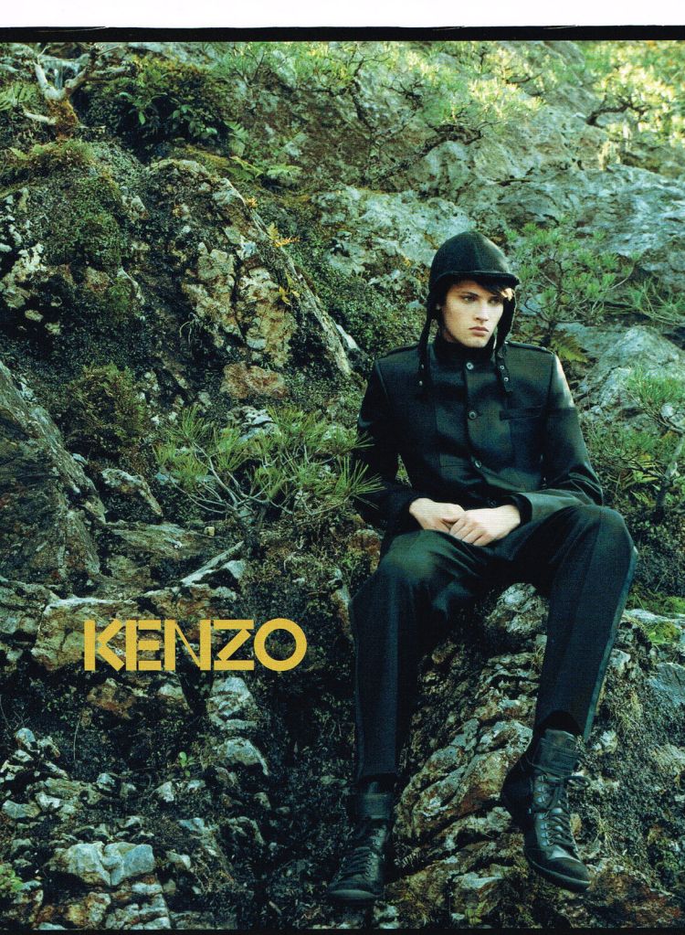 Publicité Kenzo - Prêt à porter - Homme en costume noir assis sur un rocher - 2008