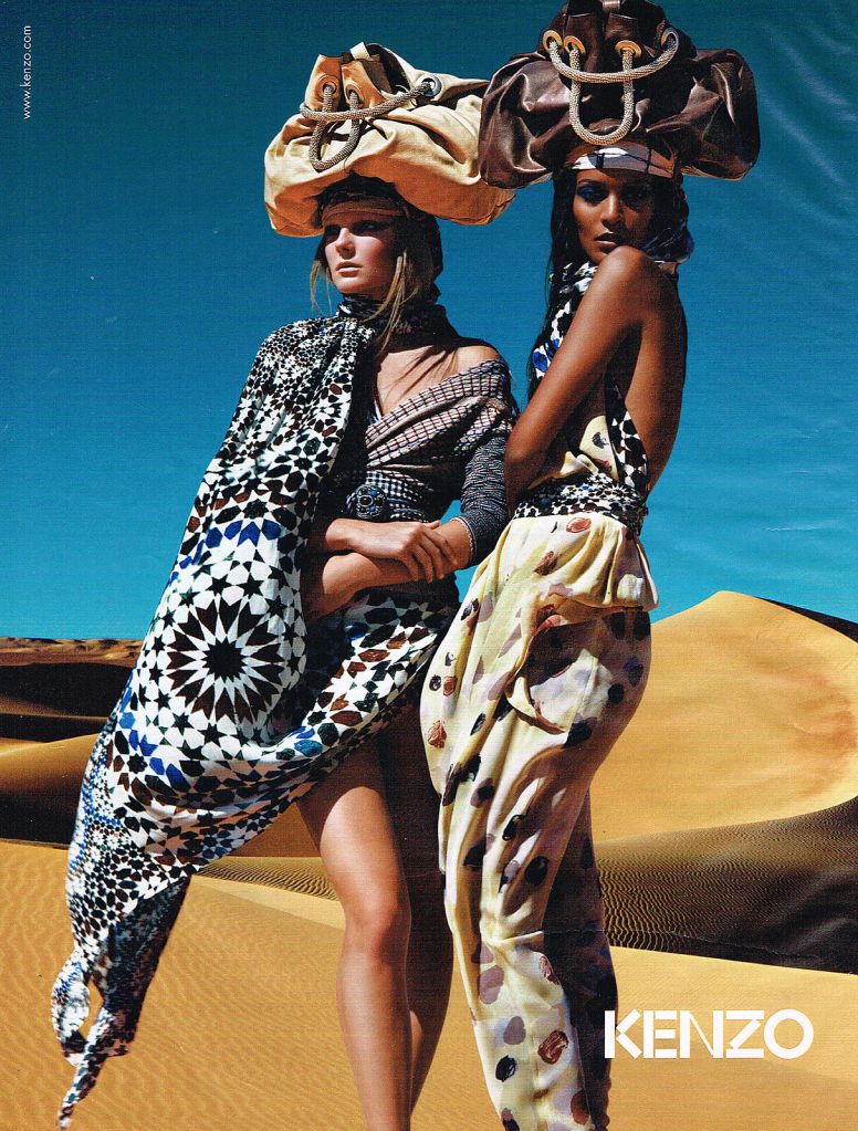Publicité Kenzo - Prêt à porter - Femmes dans le désert avec des sacs sur leurs têtes - 2010
