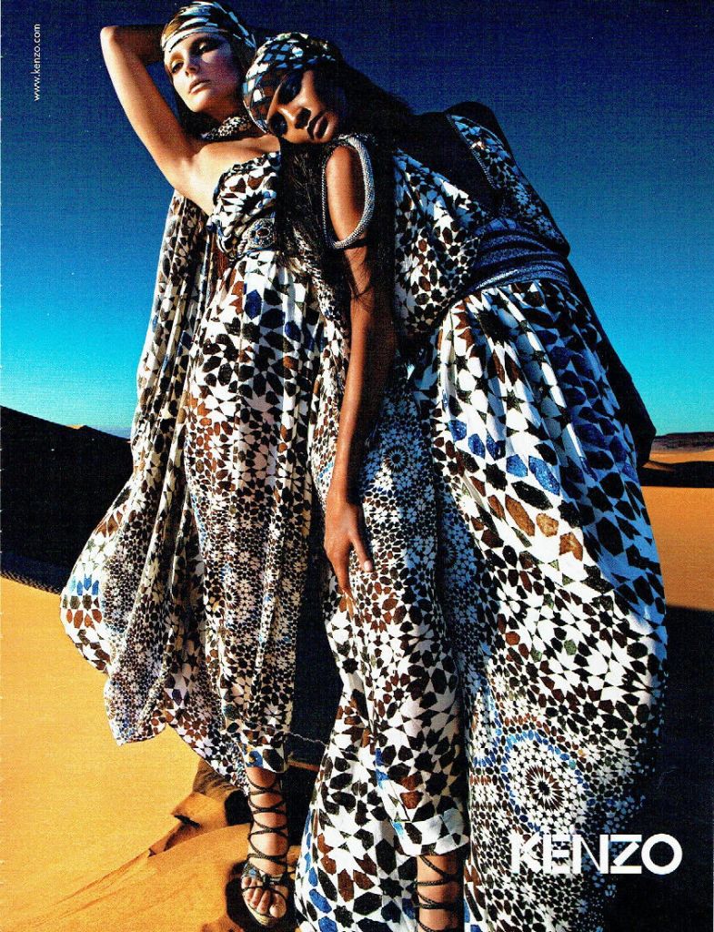Publicité Kenzo - Prêt à porter - Femmes en robe en plein désert - 2010