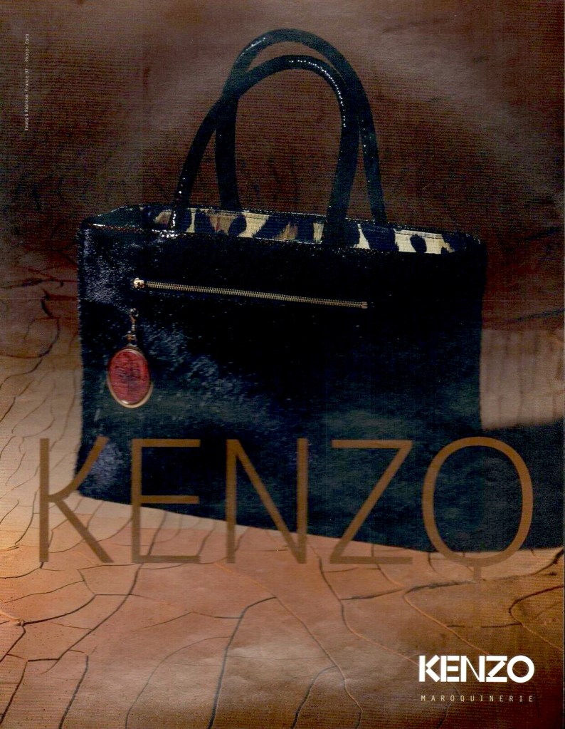 Publicité Kenzo - Sac - Sac noir en cuir sur un sol craquelé - 1997