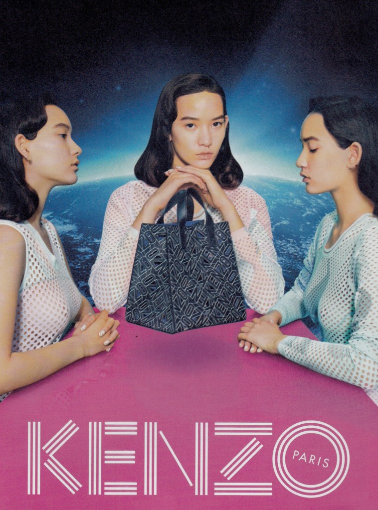 Publicité Kenzo - Sac - Femme entourée de deux autres femmes avec un sac noir et blanc - Terre en fond - 2015