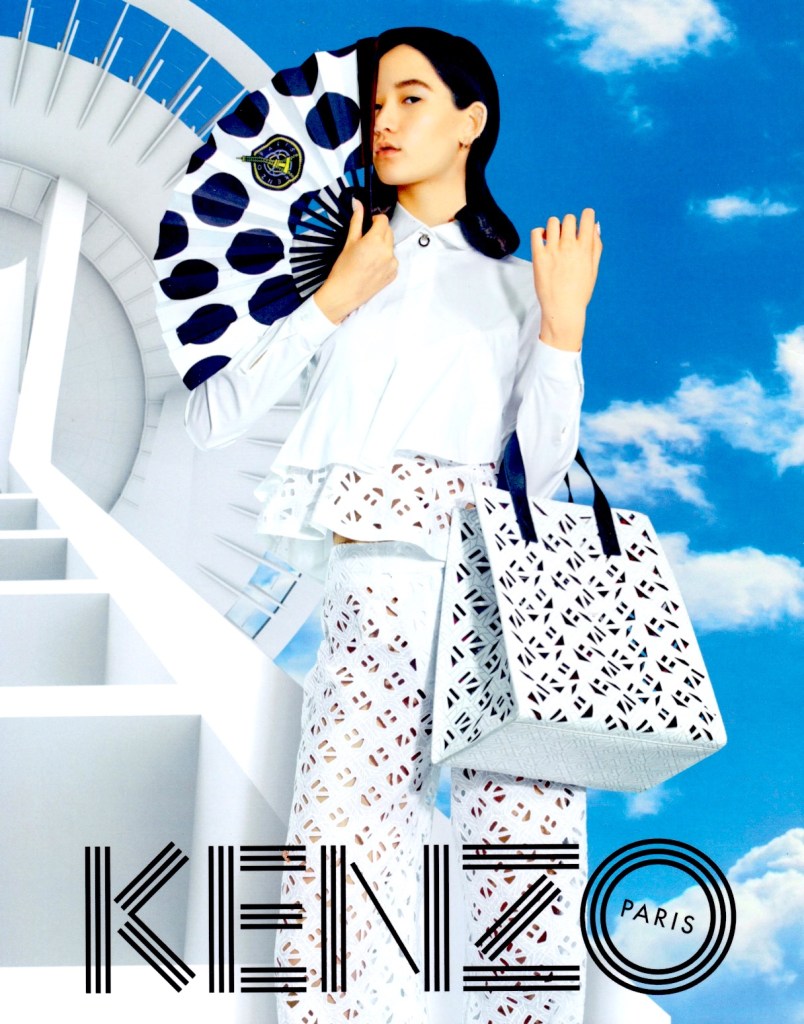 Publicité Kenzo - Sac - Femme habillée en noir et blanc avec éventail porte un sac noir et blanc - 2015