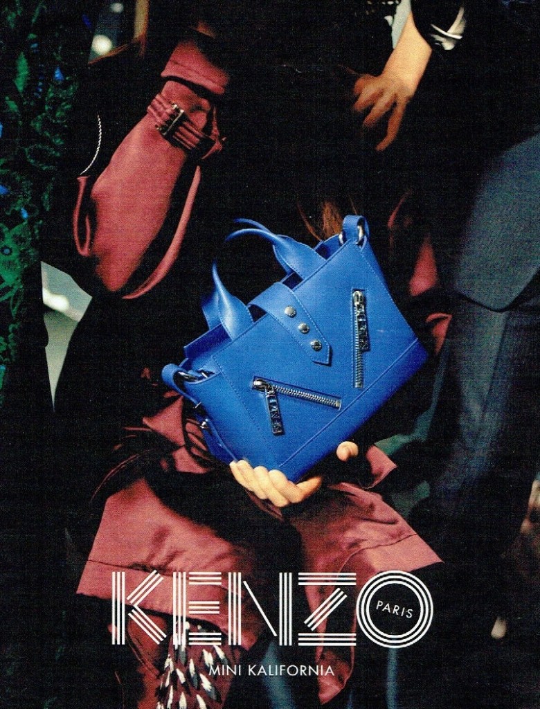 Publicité Kenzo - Sac mini Kalifornia - Femme habillée en rouge portant un sac bleu - 2015 