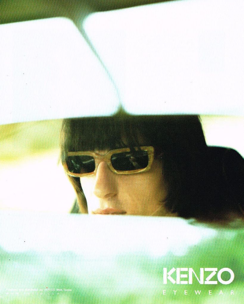 Publicité Kenzo - Lunettes - Homme se reflétant avec des lunettes solaires dans un rétroviseur - 2001