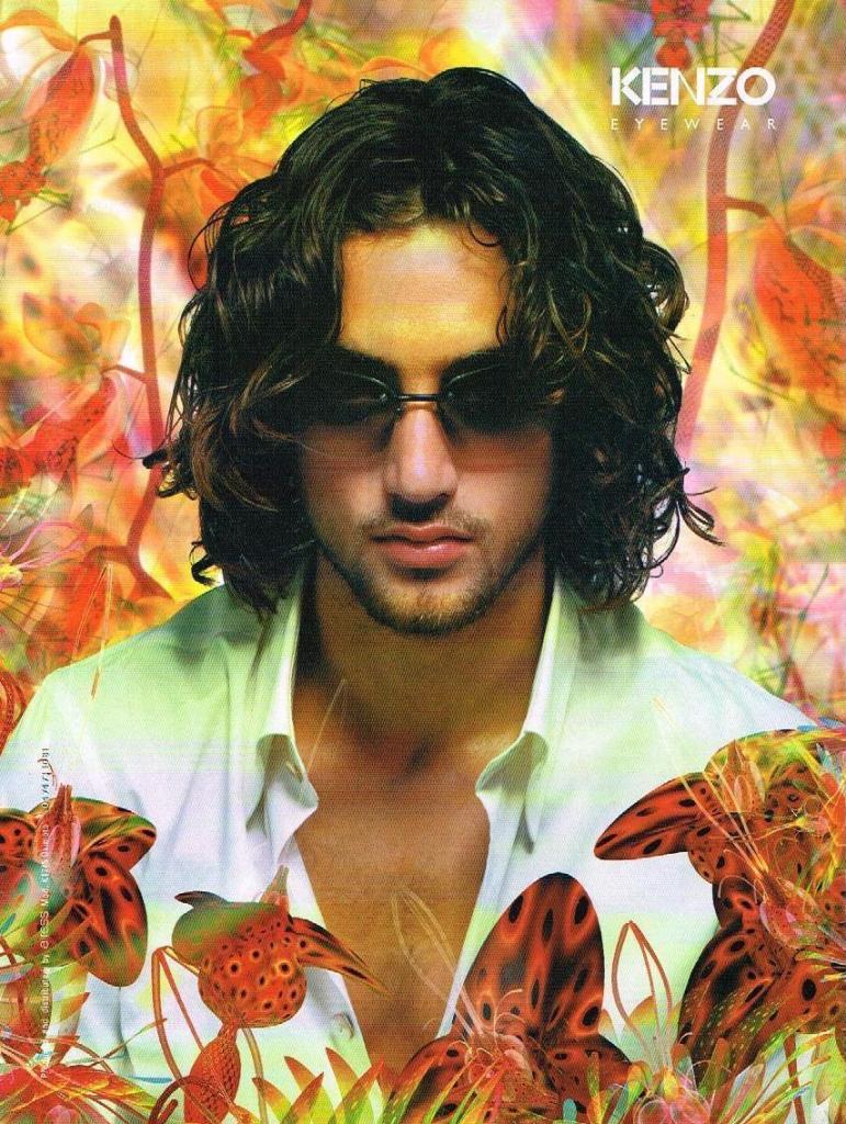 Publicité Kenzo - Lunettes - Homme avec des lunettes solaires portant une chemise très fleurie - 2004