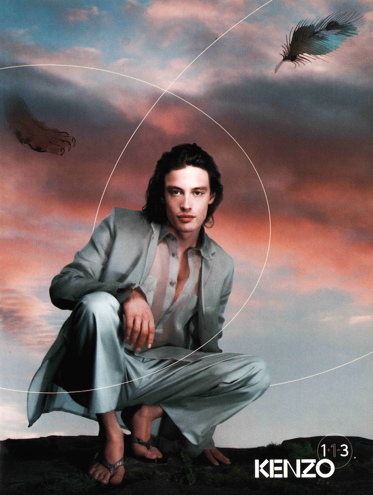 Publicité Kenzo - Prêt à porter - 113 - Un homme accroupi en tongues et costume - plumes en suspension dans le ciel - 2000