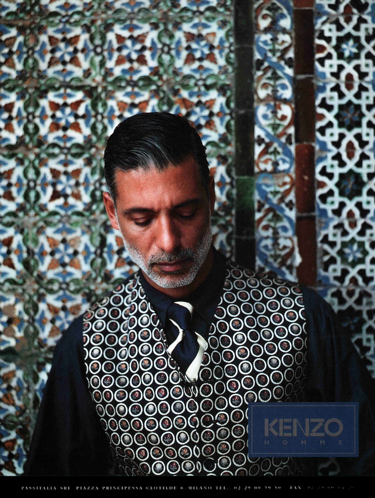 Publicité Kenzo - Prêt à porter - Homme avec gilet regarde en bas 