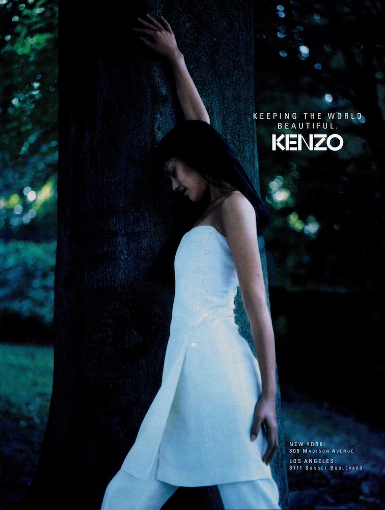 Publicité Kenzo - Pour que le monde reste beau - Prêt à porter 1998 - Femme asiatique en tenue blanche devant un arbre