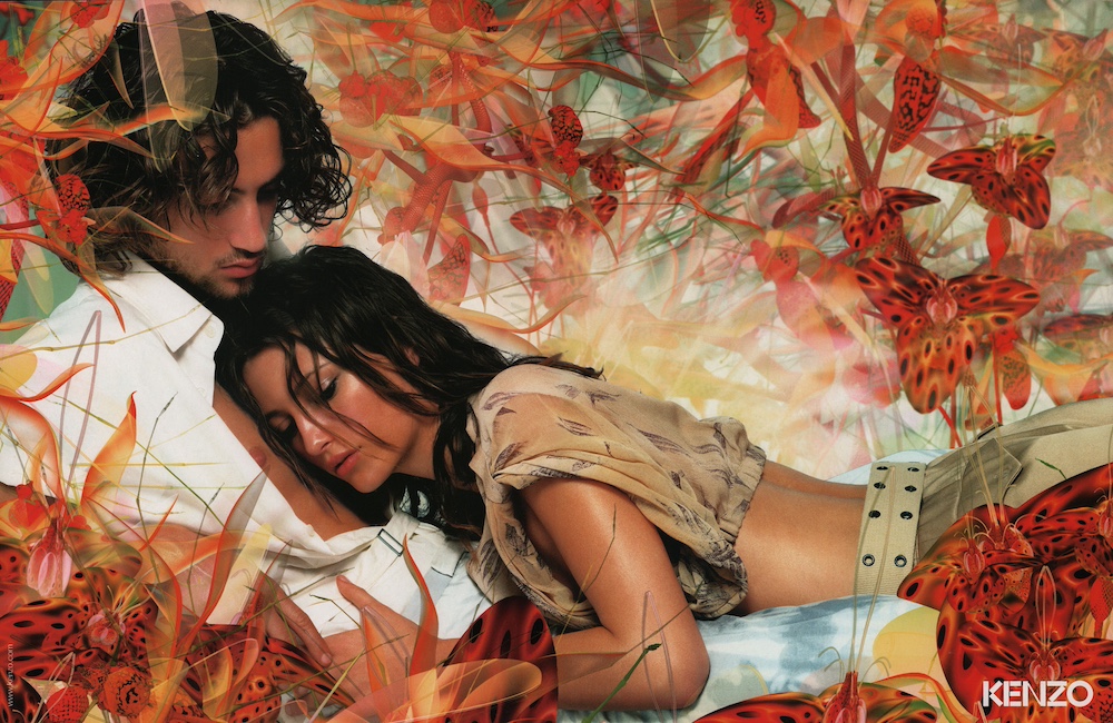 Publicité Kenzo - Prêt à porter - Couple enlacé entouré de fleurs - 2002