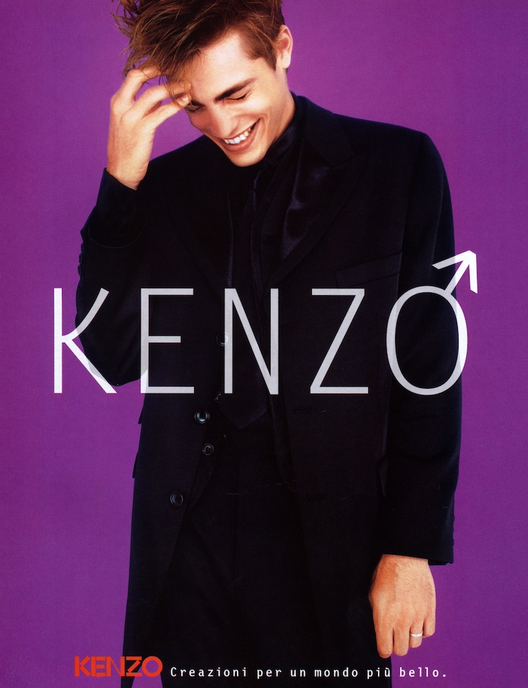 Publicité Kenzo - Prêt à porter - Homme en manteau sombre pose sa main sur son front - Italie - 1996