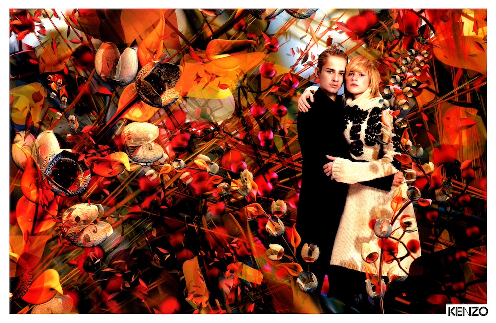 Publicité Kenzo - Prêt à porter - Italie - Couple enlacé entouré de fleurs - 2001 - Page double