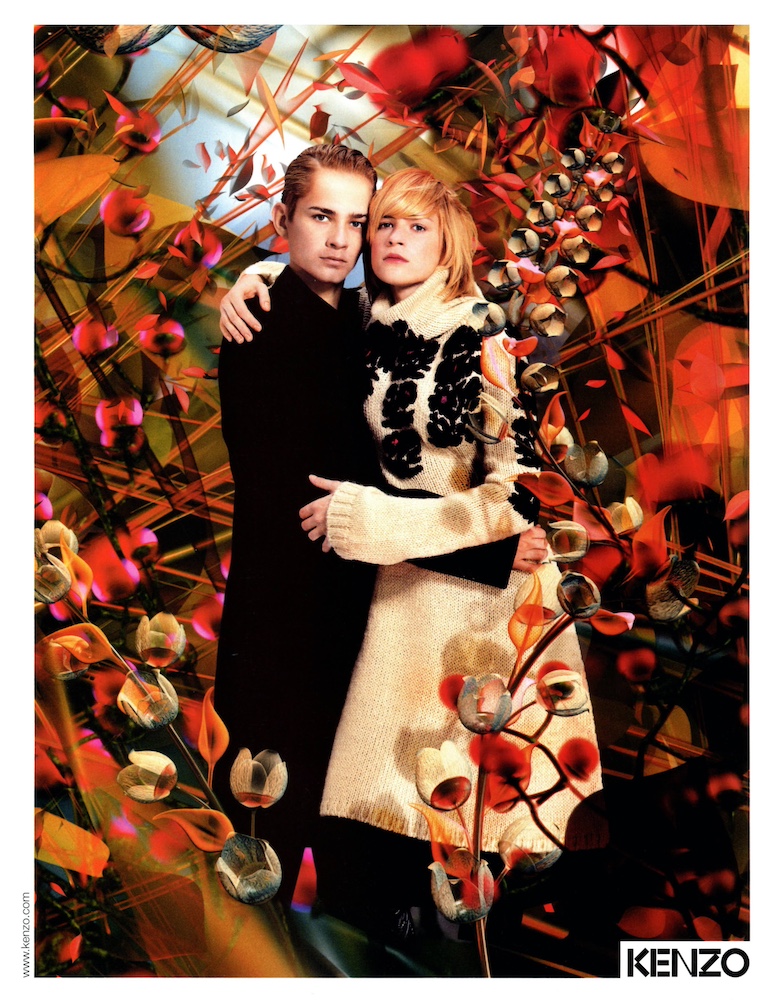 Publicité Kenzo - Prêt à porter - Italie - Couple enlacé entouré de fleurs - 2001