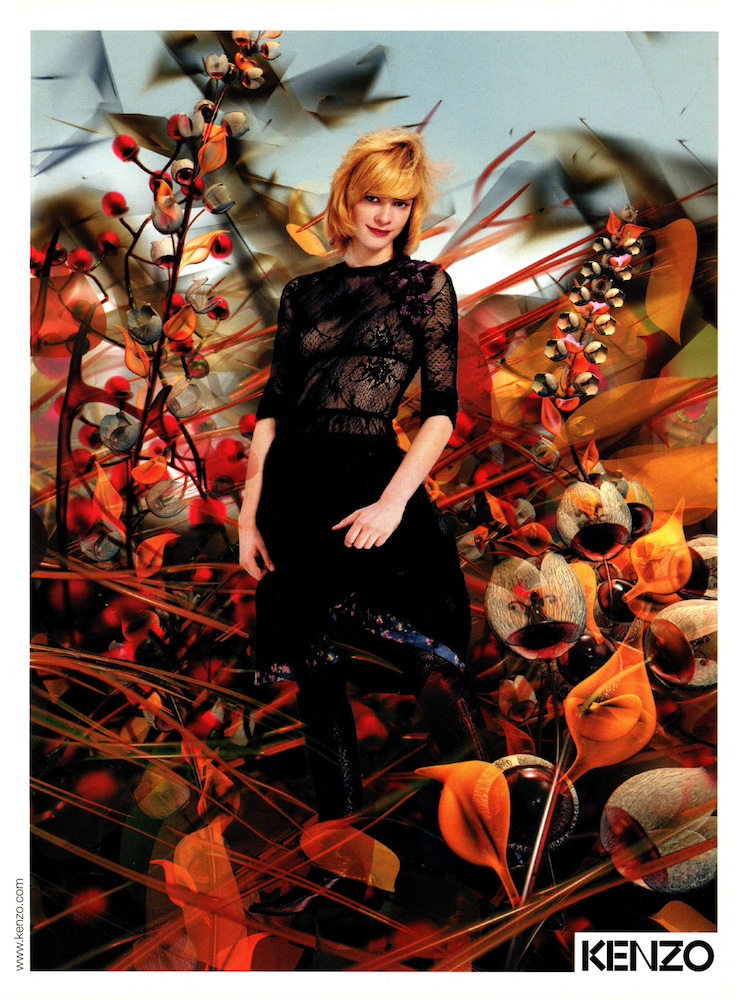 Publicité Kenzo - Prêt à porter - Italie - Femme avec un haut noir transparent entourée de fleurs - 2001