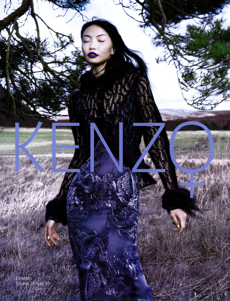 Publicité Kenzo - Prêt à porter - Femme en pleine nature avec une robe bleu motifs dragons - 1997