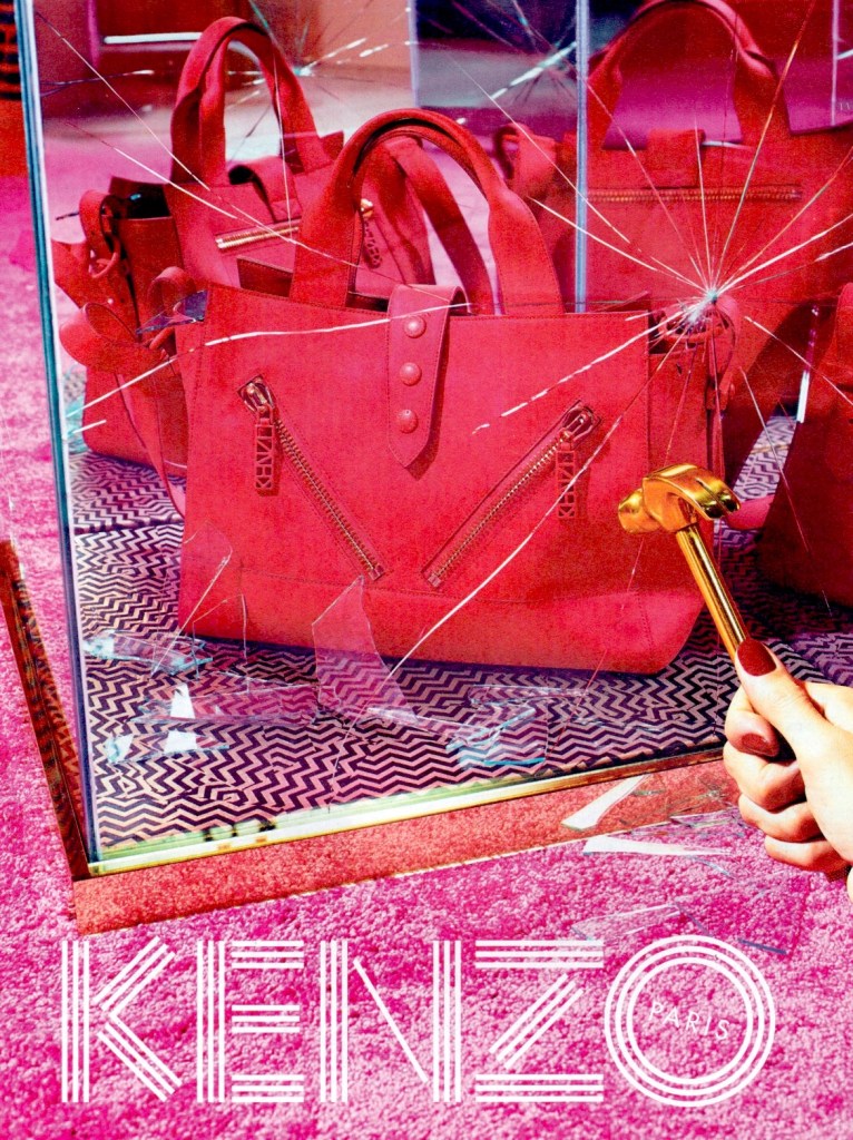 Publicité Kenzo - Sac - Vitrine brisée par un marteau doré avec un sac rose - 2015