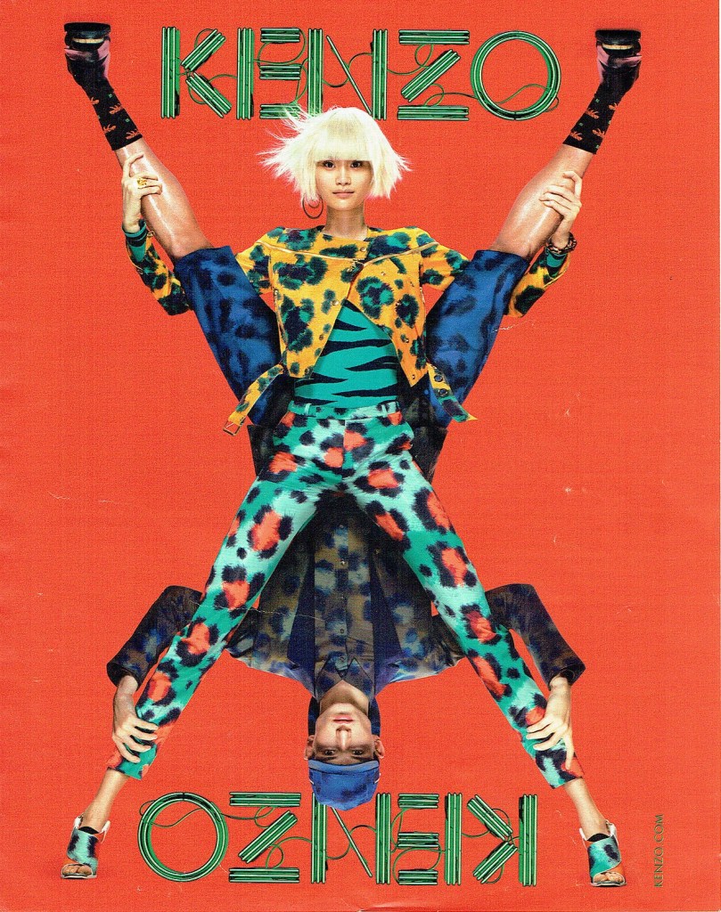 Publicité Kenzo - Prêt à porter - Deux femmes forment un X en tenues très colorées sur fond orange - 2012