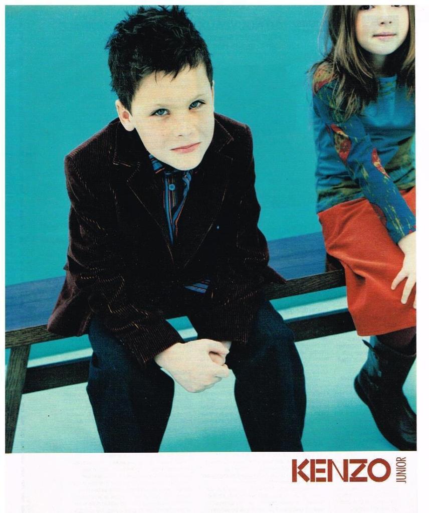 Publicité Kenzo - Prêt à porter - Kenzo Kids - Garçon en costume assis à côté d'une fillette sur un banc - 2002