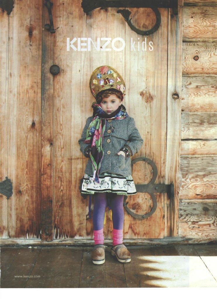 Publicité Kenzo - Prêt à porter - Kenzo Kids - Fillette devant une porte en bois - 2007