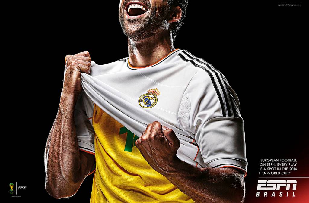 Publicité ESPN - European Football on ESPN Brazil - Every play is a spot in the 2014 Fifa World Cup - Joueur avec maillot du Brésil sous celui du Réal de Madrid - Agence Africa - 2013