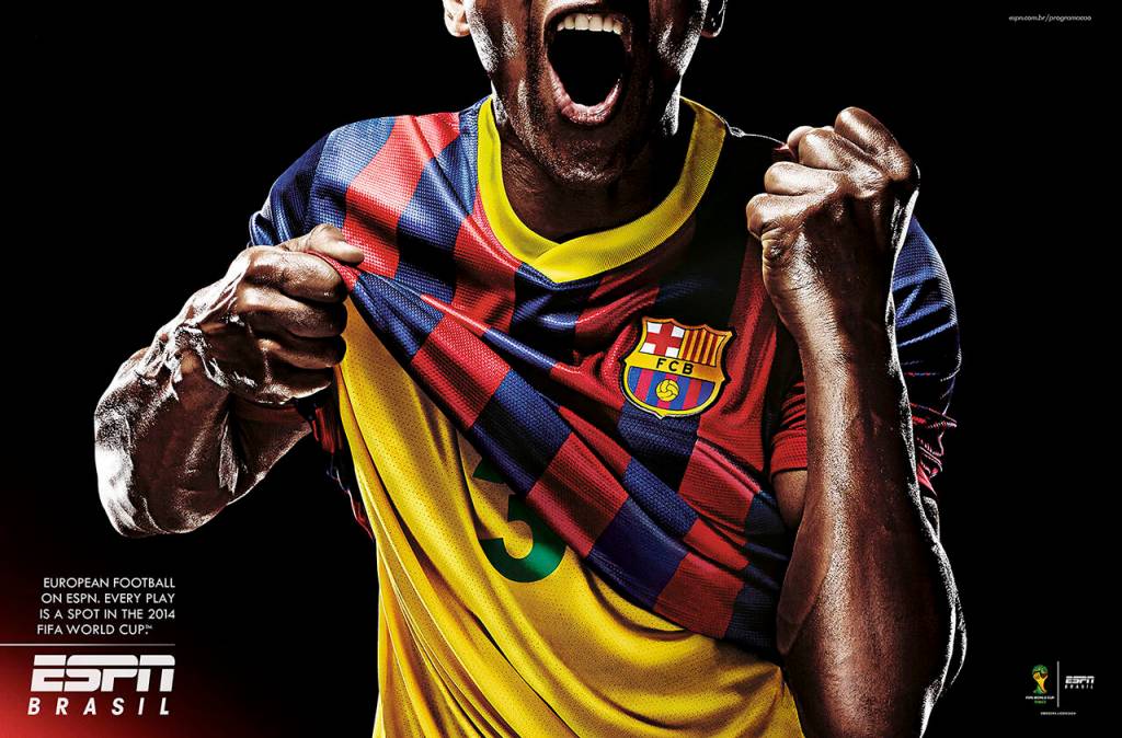 Publicité ESPN - European Football on ESPN Brazil - Every play is a spot in the 2014 Fifa World Cup - Joueur avec maillot du Brésil sous celui du FC Barcelone - Agence Africa - 2013