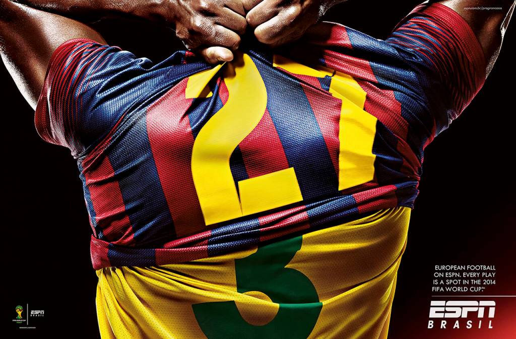 Publicité ESPN - European Football on ESPN Brazil - Every play is a spot in the 2014 Fifa World Cup - Joueur avec maillot du Brésil sous celui du FC Barcelone - Agence Africa - 2013