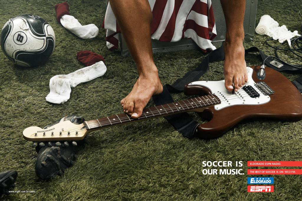 Publicité ESPN - Eldorado ESPN Radio - The best soccer is on 107,3 FM - Soccer is our music - Joue de la guitare avec ses pieds - Agence Neogama/BBH - 2009