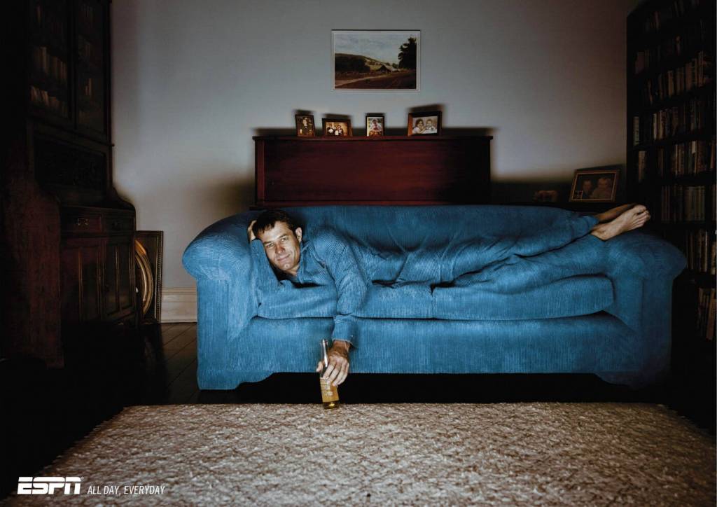 Publicité ESPN - All day, everyday - Canapés - Homme dans son canapé bleu comme dans un lit - Saatchi&Saatchi - 2008 