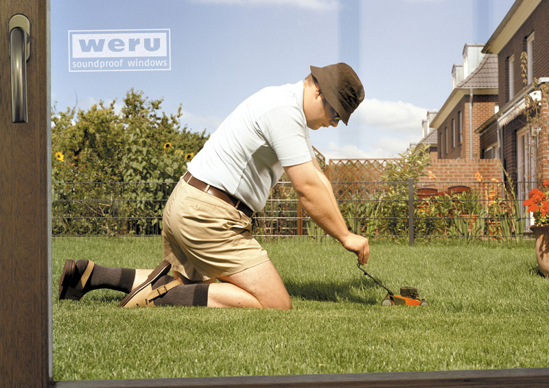 Publicité Weru - Fenêtre contre le bruit - Homme tondant sa pelouse avec une mini-tondeuse - Agence Scholz&Friends - 2004