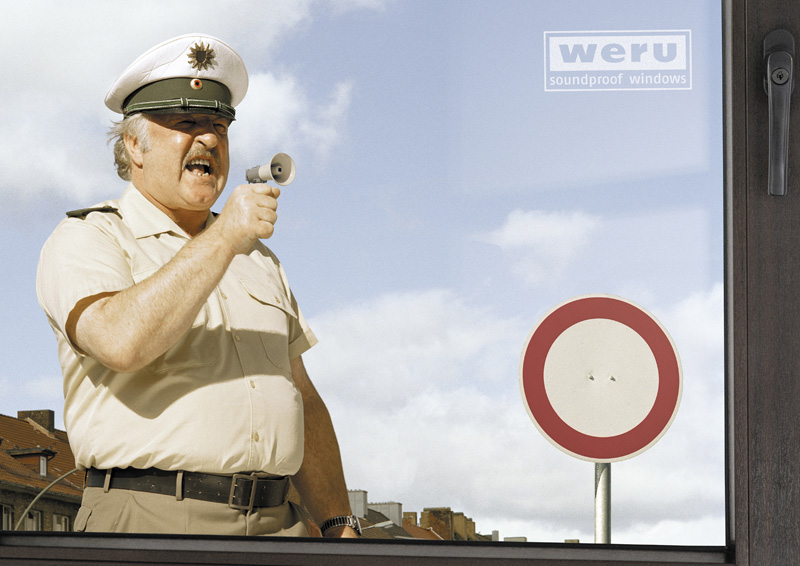 Publicité Weru - Fenêtre contre le bruit - Policier parlant dans un mini haut-parleur - Agence Scholz&Friends - 2004