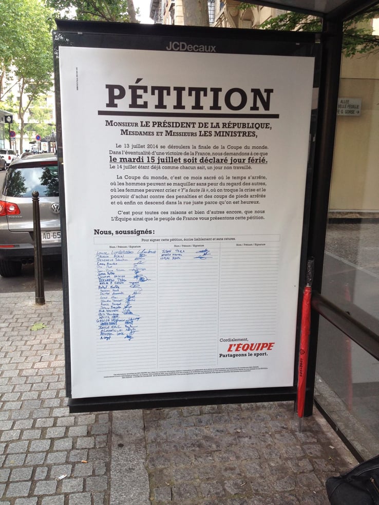 Publicité l'Équipe - Pétition - Coupe du monde 2014 - Brésil - Mardi 15 juillet jour férié - DDB - juin 2014 - Affiche 2