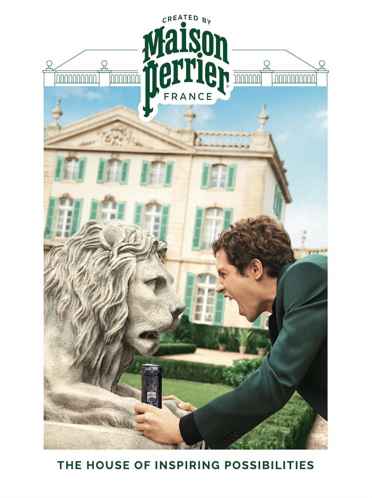 Campagne Perrier - Maison Perrier - Victor Belmondo face à une statue de lion - Référence - Enjoy a refreshing light fruit flavor sensation - Ogilvy Paris - Avril 2024
