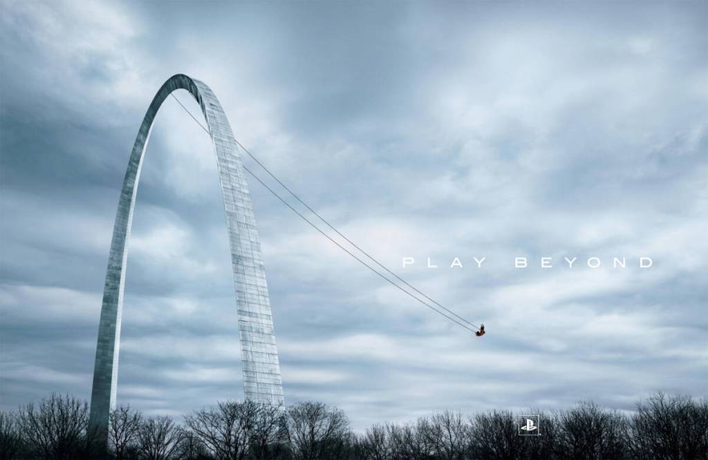 Publicité Playstation - Play beyond - Un personne fait de la balançoire accrochée à un monument architectural - Agence TBWA Chiat Day - USA - 2006