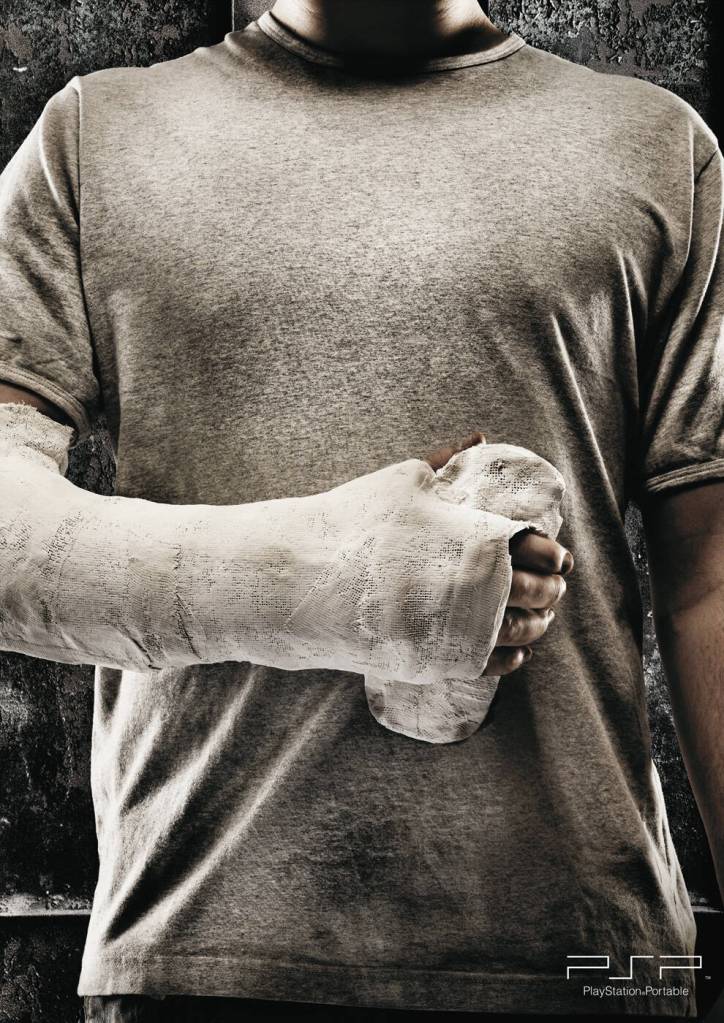 Publicité Playstation - PSP - Un homme plâtré avec sa PSP en main - Agence TBWA - Espagne - 2008