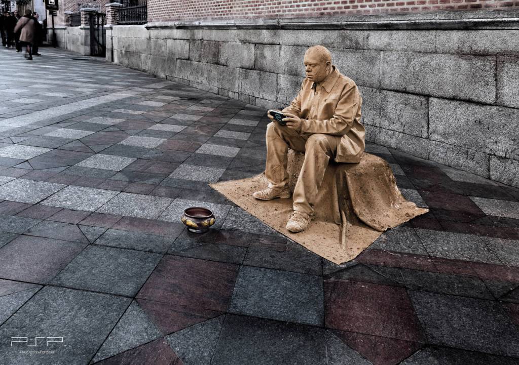 Publicité Playstation - PSP - Un homme statue joue à la PSP - Agence TBWA - Espagne - 2009 