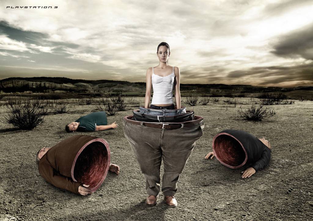 Publicité Playstation - PS3 - Matriochka - Plusieurs personnages au sol, une jeune femme reste à la fin - TBWA - Espagne - 2008