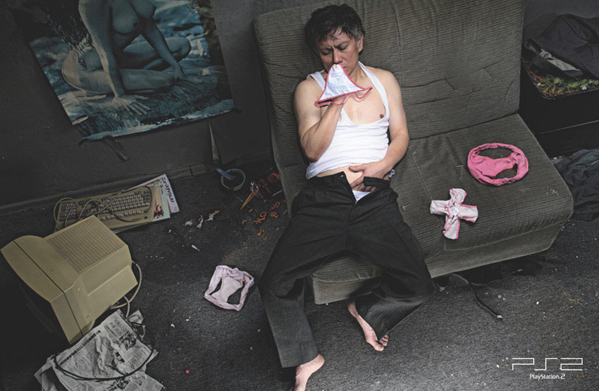 Publicité Playstation - PS2 - Panties - Homme sent une culotte, d'autres ont la forme des pictogrammes de la marque - TBWA - France - 2007