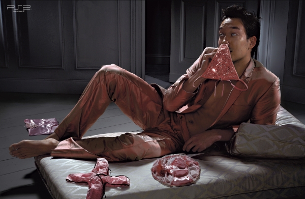 Publicité Playstation - PS2 - Panties - Homme sent une culotte, d'autres ont la forme des pictogrammes de la marque - TBWA - France - 2007