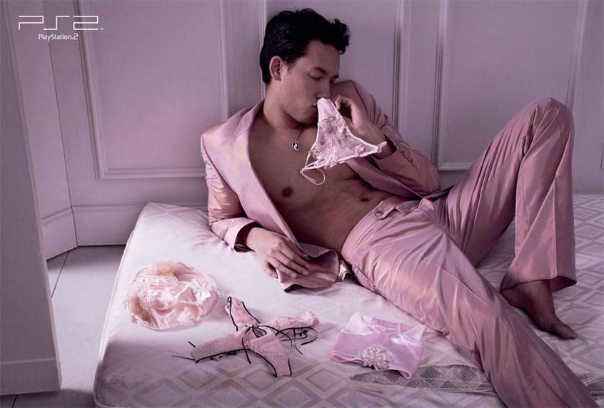 Publicité Playstation - PS2 - Panties - Homme sent une culotte, d'autres ont la forme des pictogrammes de la marque - TBWA - France - 2007